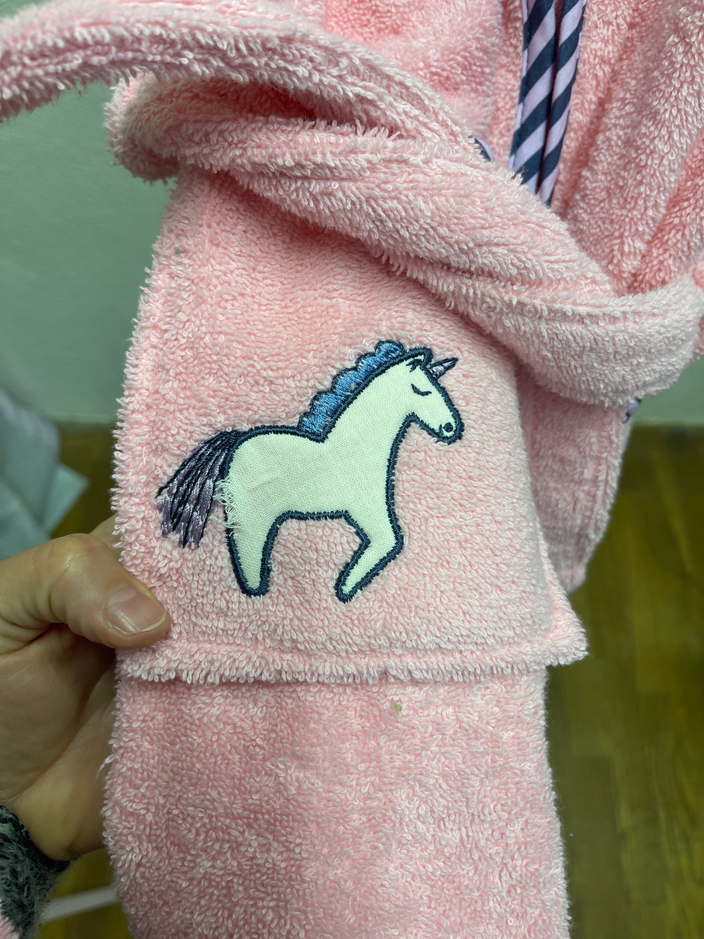 Bademantel Einhorn - Applikation kleiner Riss - pink - 98/104